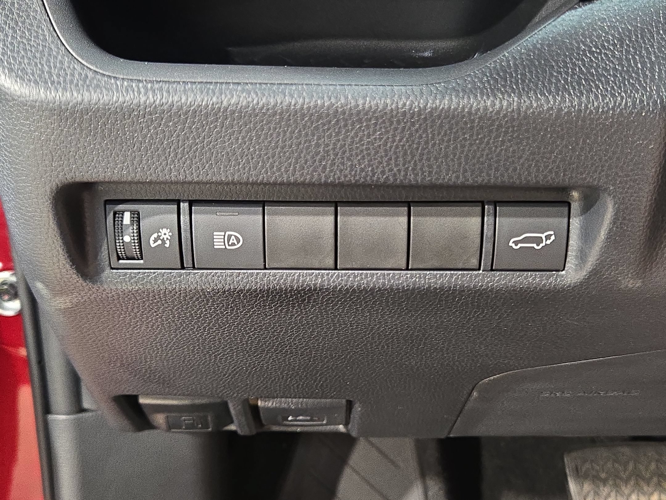 Used 2020 Toyota RAV4 XLE w/ Convenience Package FWD image 26