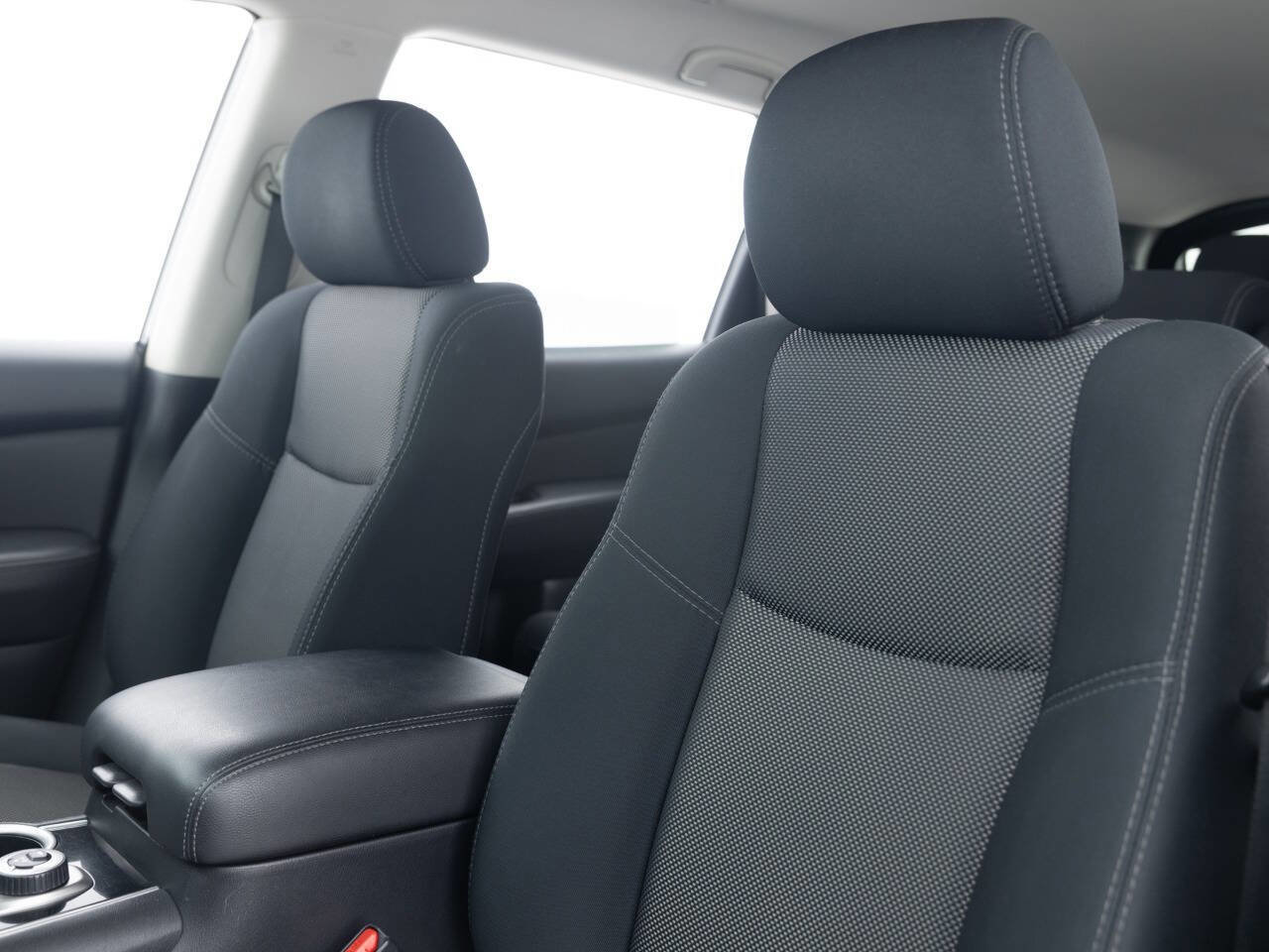 Used 2018 Nissan Pathfinder S image 22