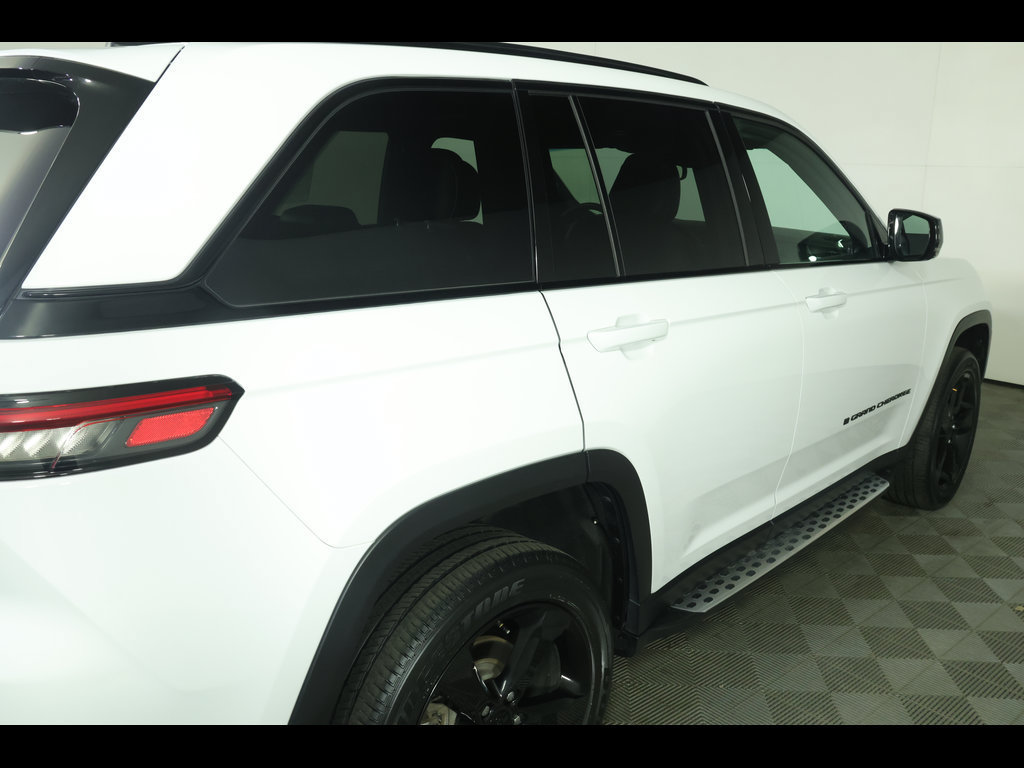 Used 2023 Jeep Grand Cherokee Altitude AWD/4WD image 17