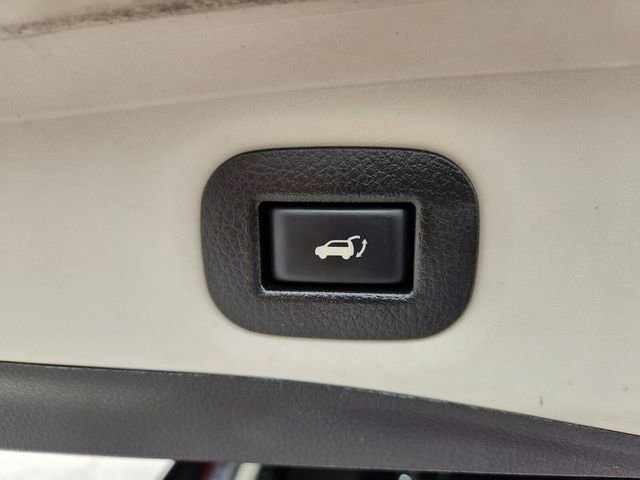 Used 2018 Nissan Rogue SV w/ Premium Package FWD image 17