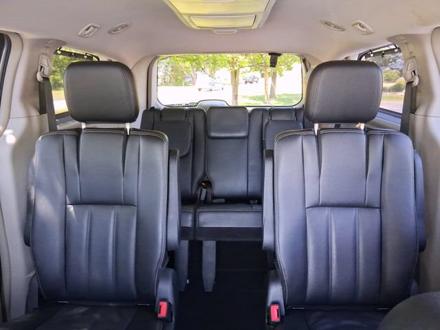 Used 2014 Chrysler Town & Country Touring FWD image 19
