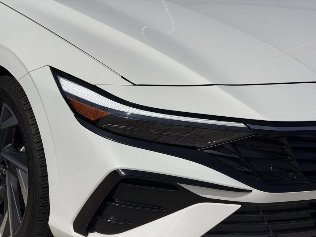 Certified 2025 Hyundai Elantra Limited FWD image 11