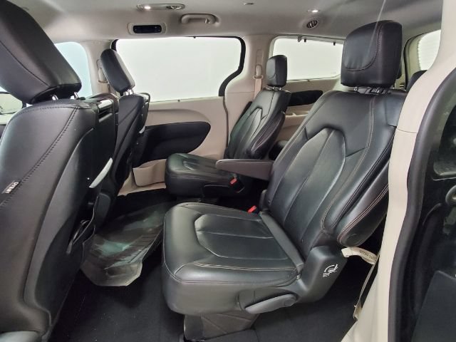 Used 2020 Chrysler Pacifica Touring-L Plus w/ Advanced Safetytec Group FWD image 18
