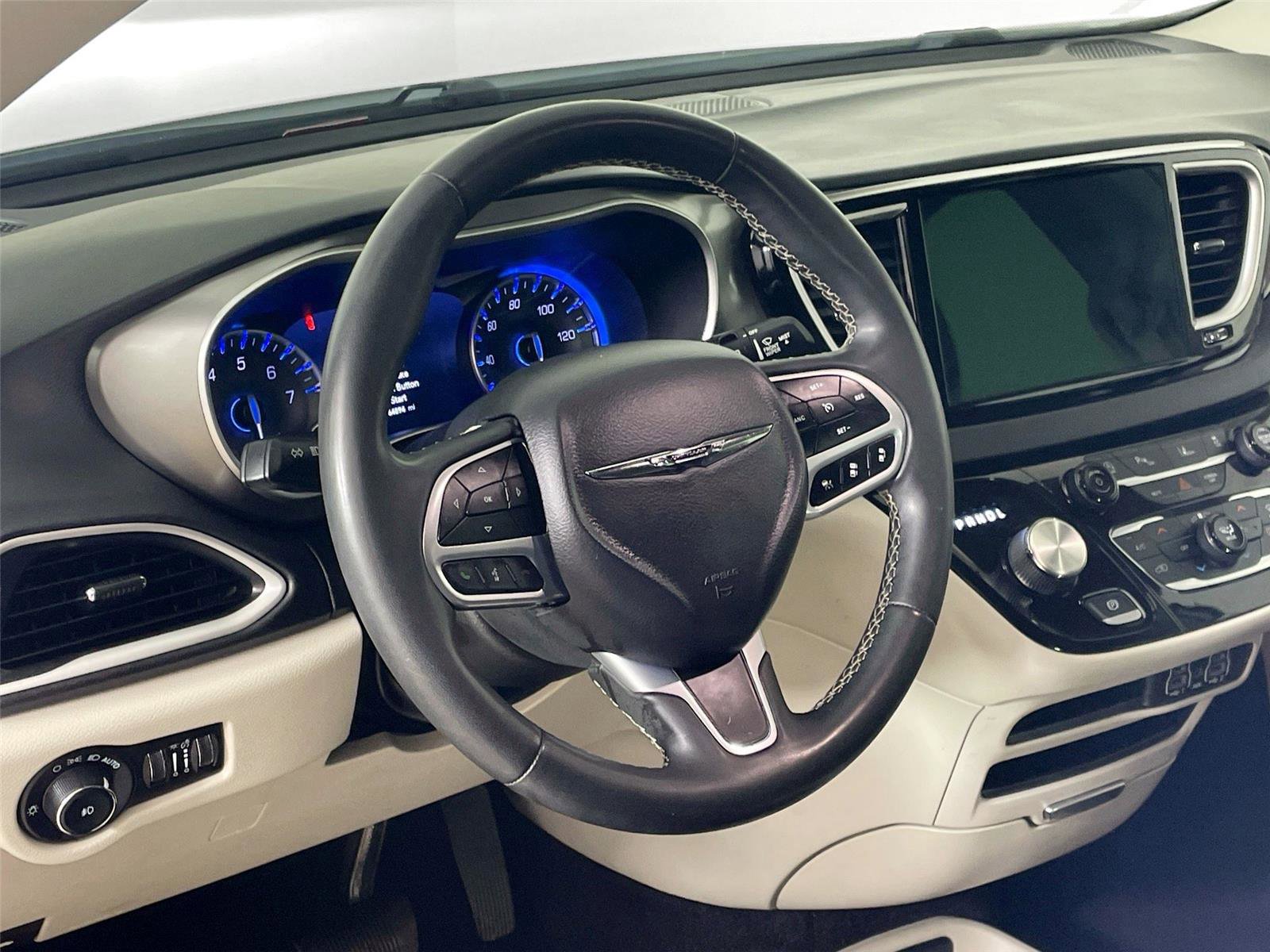 Used 2023 Chrysler Pacifica Touring-L image 18