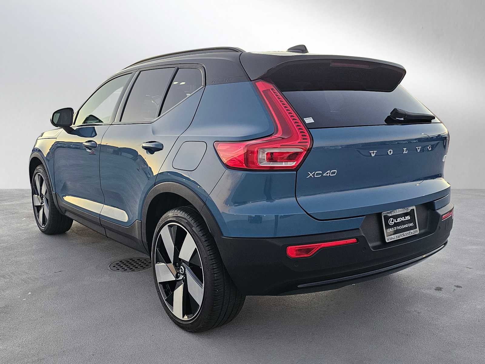 Used 2023 Volvo XC40 Recharge Ultimate image 5