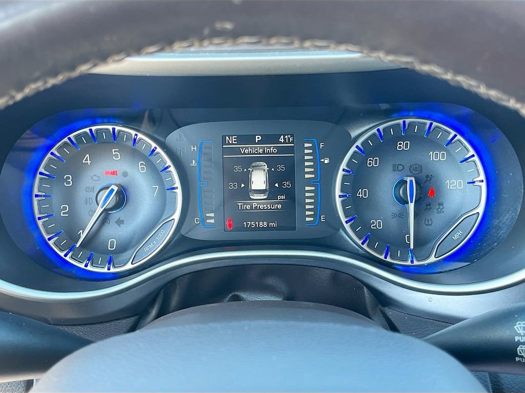 Used 2017 Chrysler Pacifica Touring-L image 12