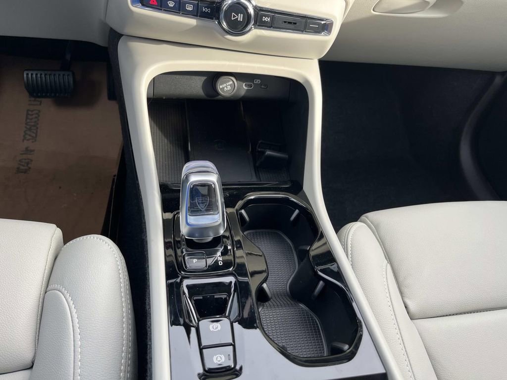 New 2026 Volvo XC40 B5 Plus w/ Protection Package Premier image 29