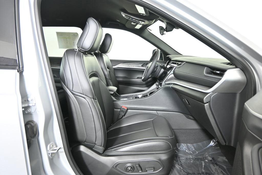 Used 2025 Jeep Grand Cherokee L Limited w/ Black Appearance Package image 13