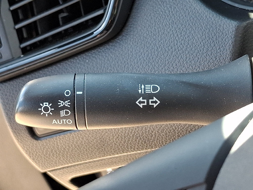Used 2020 Nissan Rogue SV FWD image 23