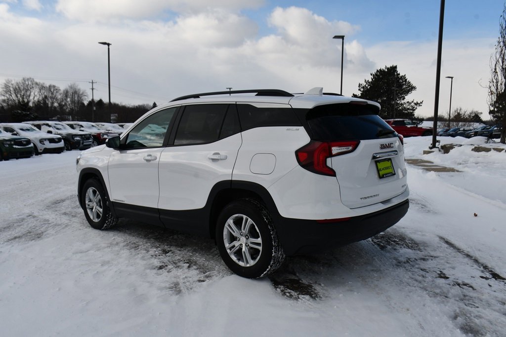Used 2022 GMC Terrain SLE w/ Driver Convenience Package image 4