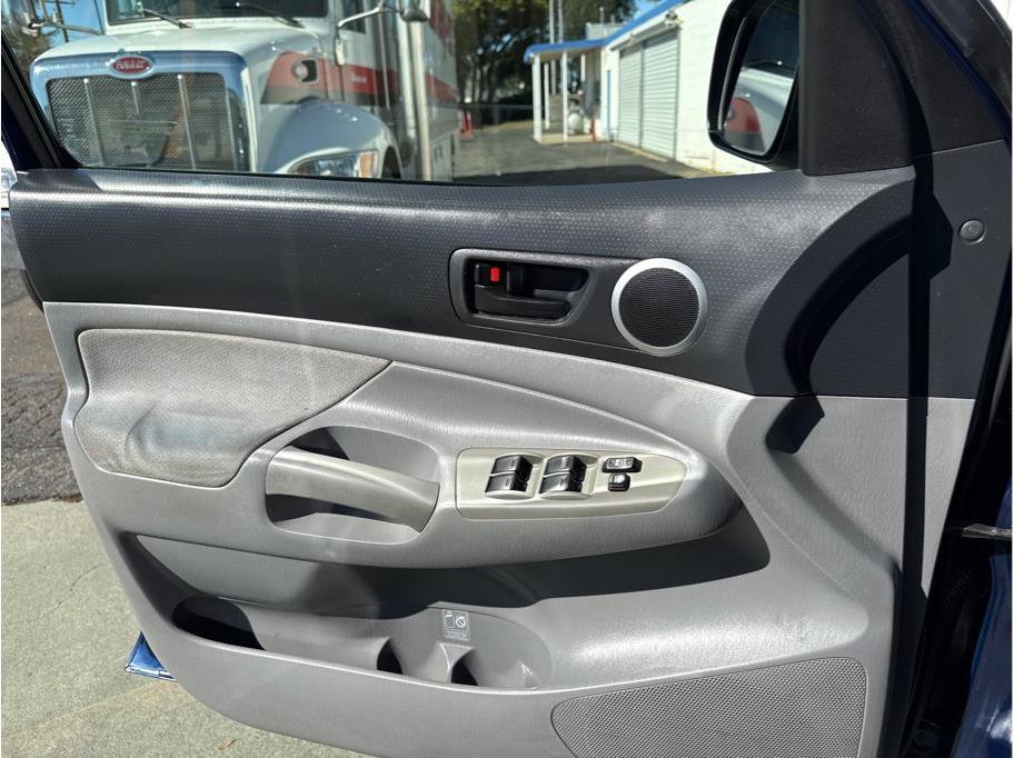 Used 2005 Toyota Tacoma w/ TRD Off-Road Package image 29