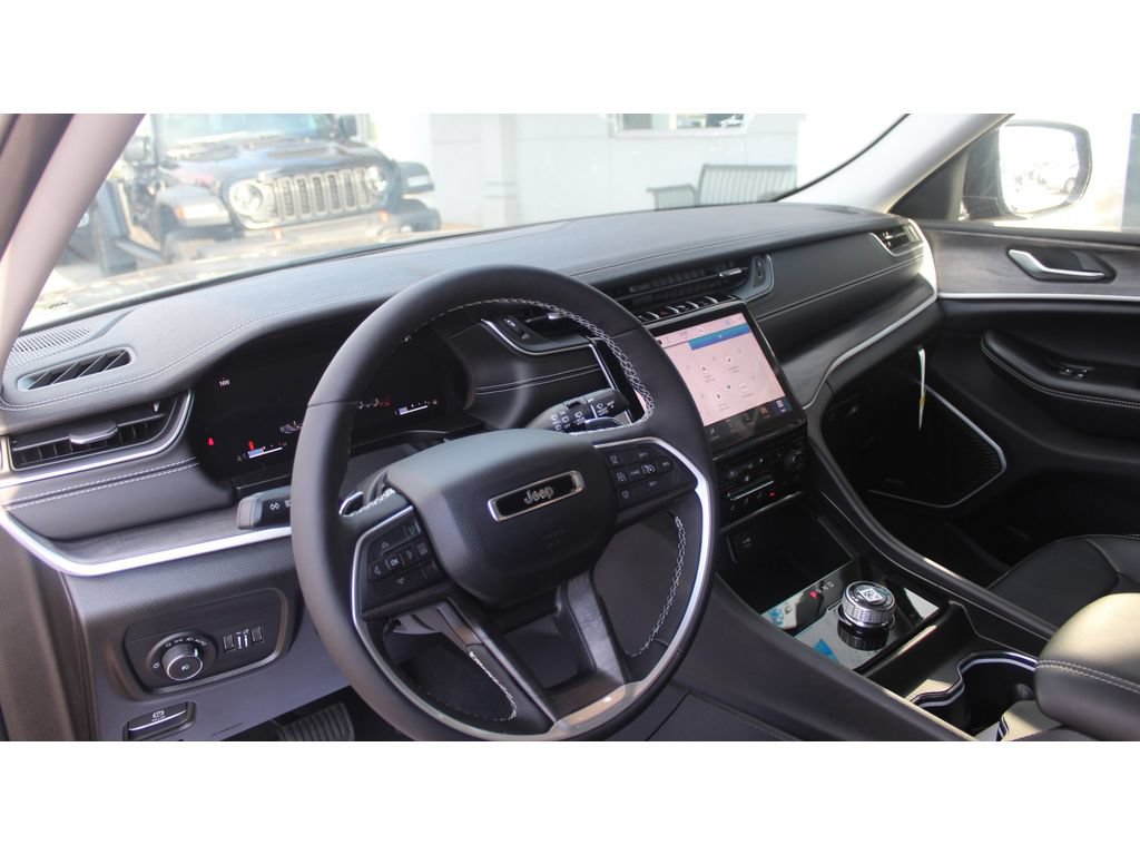 New 2023 Jeep Grand Cherokee Limited w/ Luxury Tech Group II RWD image 22