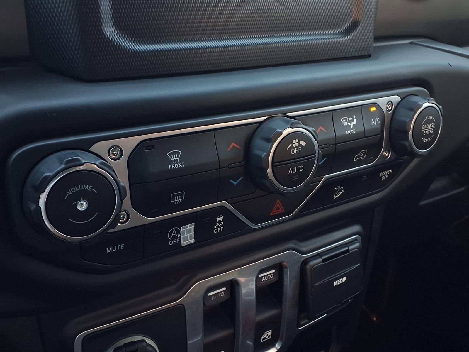 Used 2018 Jeep Wrangler Sport image 9