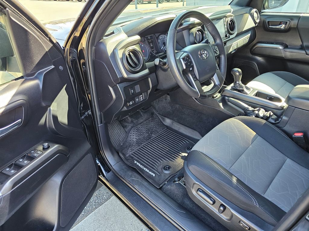 Used 2020 Toyota Tacoma TRD Off-Road w/ Technology Package image 15