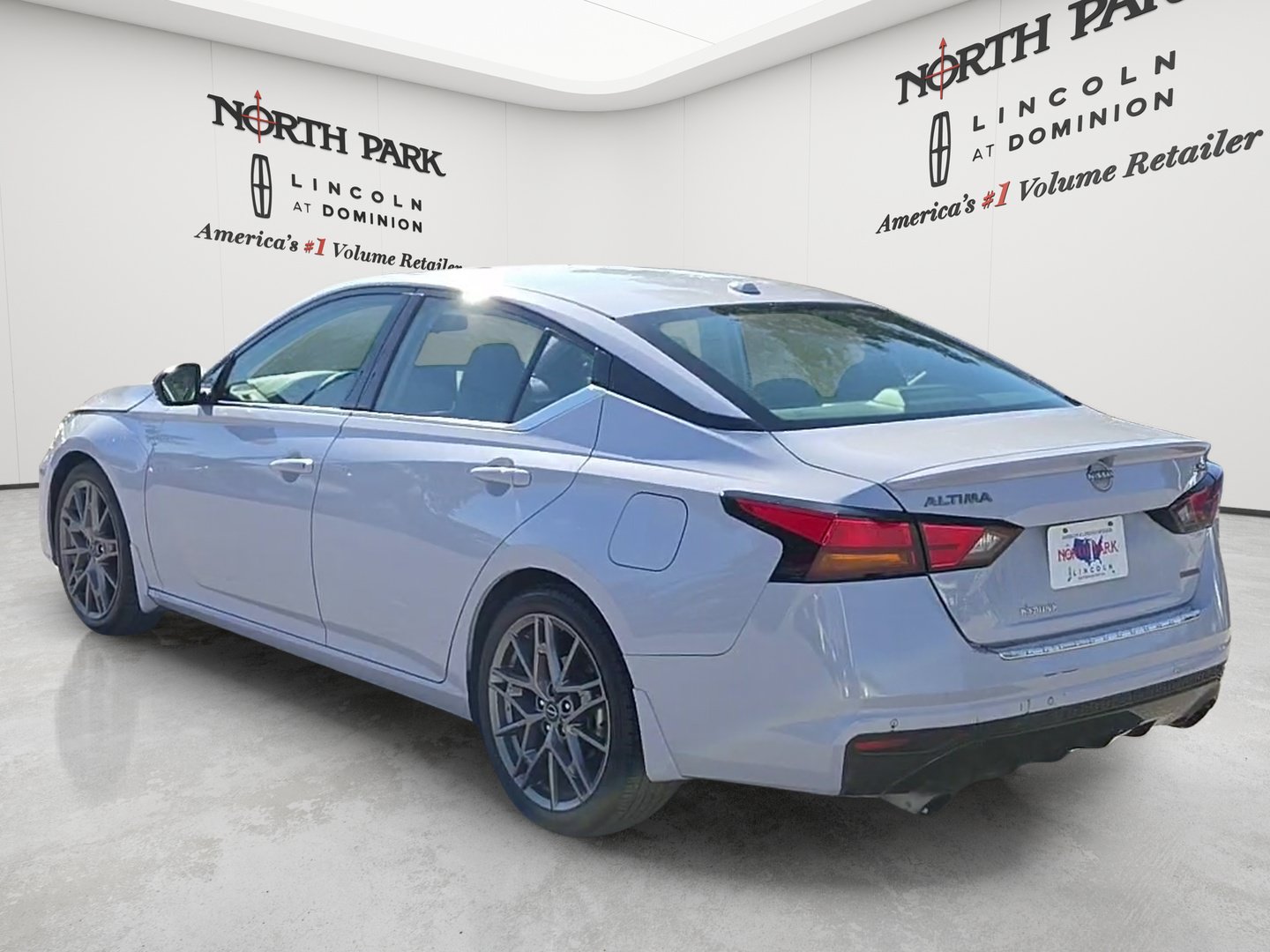 Used 2023 Nissan Altima 2.0 SR FWD image 3