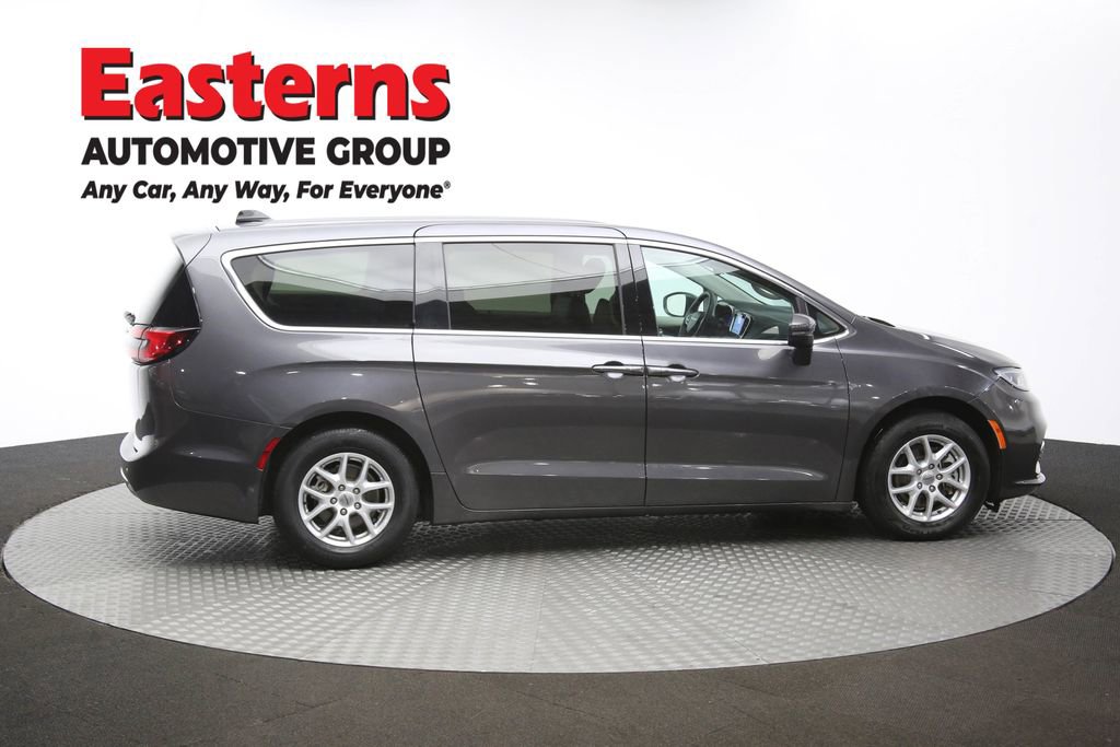 Used 2023 Chrysler Pacifica Touring-L image 45