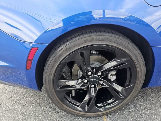 Used 2023 Chevrolet Camaro LT RWD image 9