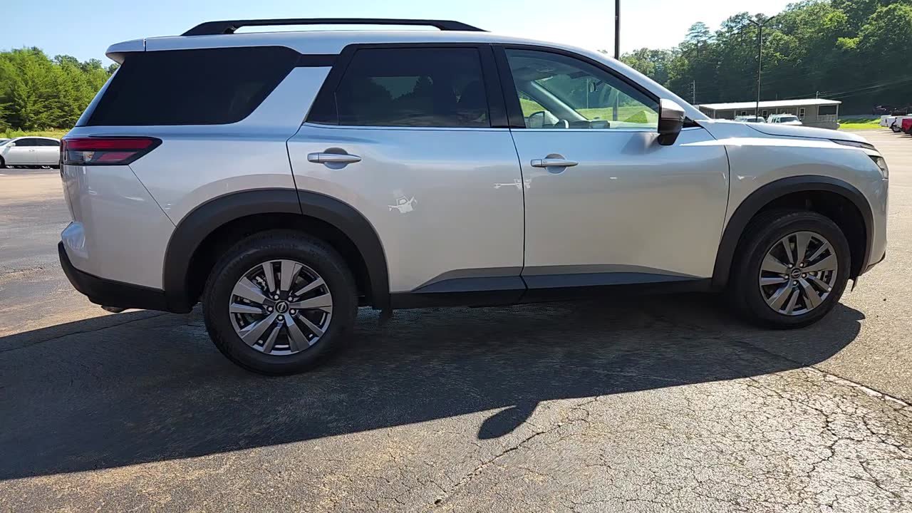 Used 2025 Nissan Pathfinder SV image 9