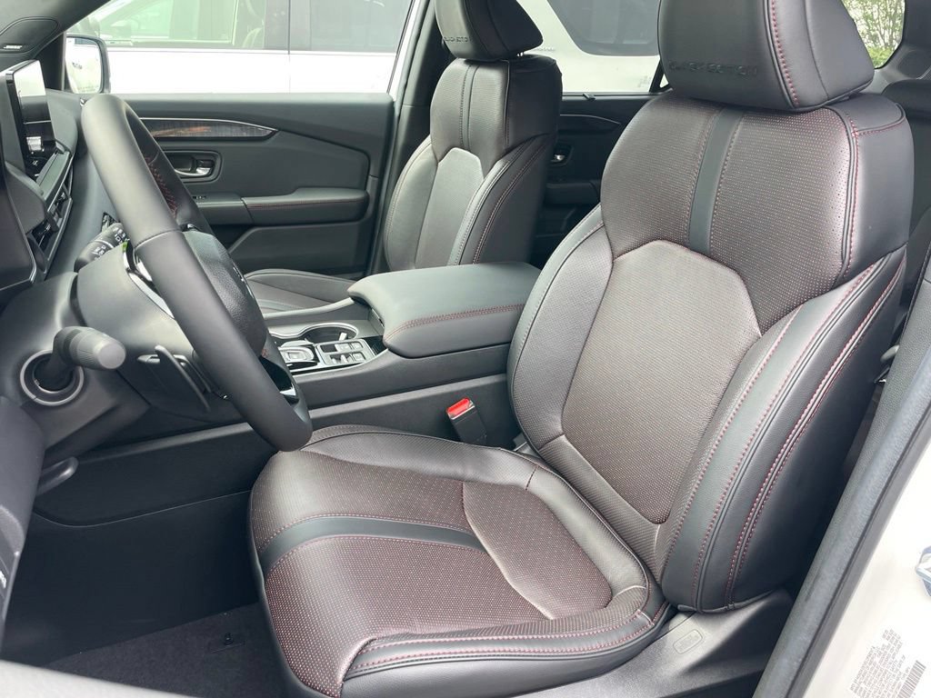 Used 2025 Honda Pilot Black Edition image 7