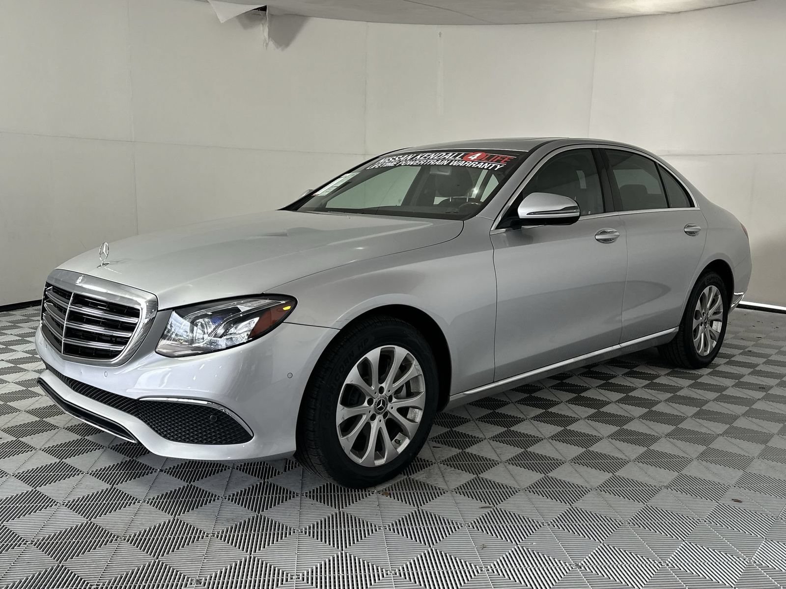 Used 2018 Mercedes-Benz E 300 4MATIC w/ Premium 2 Package (Q02) image 4