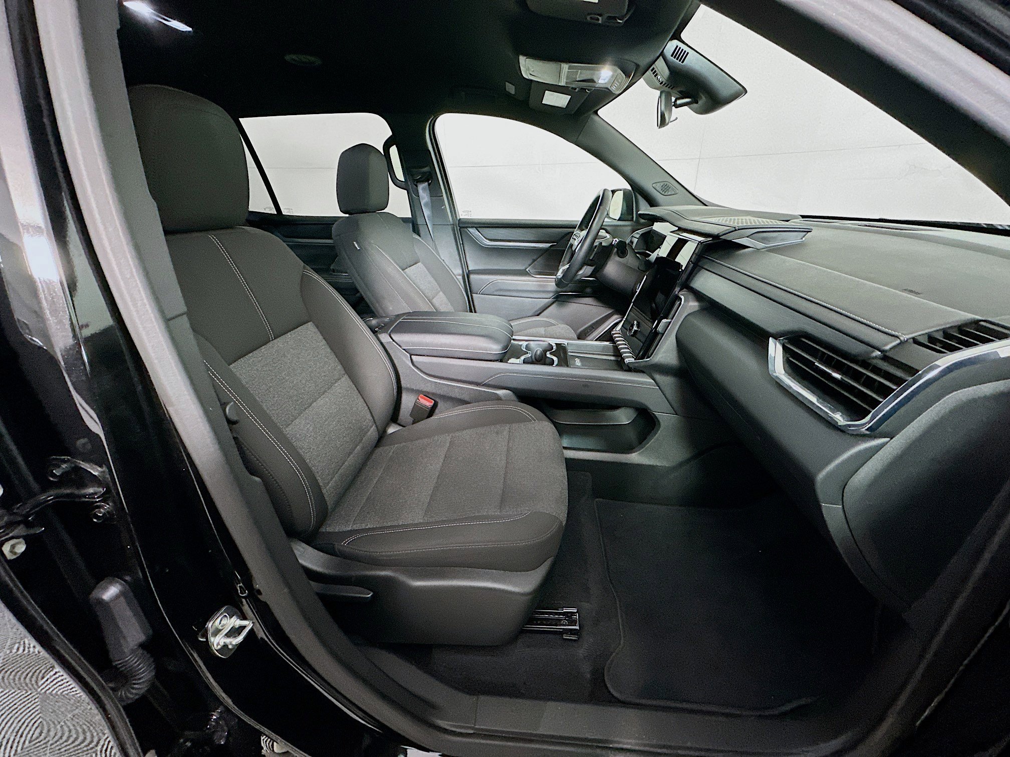 Used 2025 GMC Acadia Elevation image 33