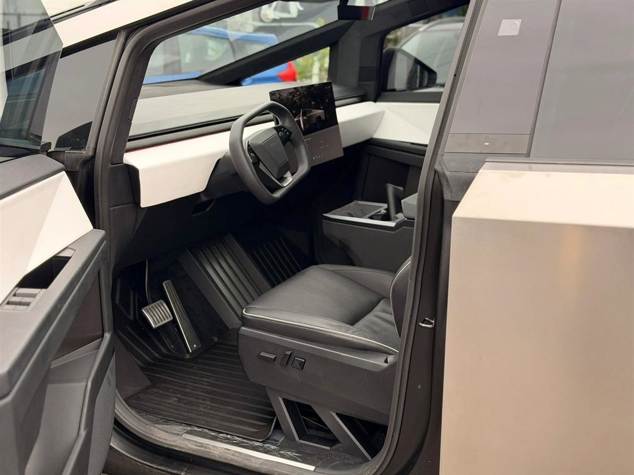 Used 2024 Tesla Cybertruck AWD Crew Cab image 23