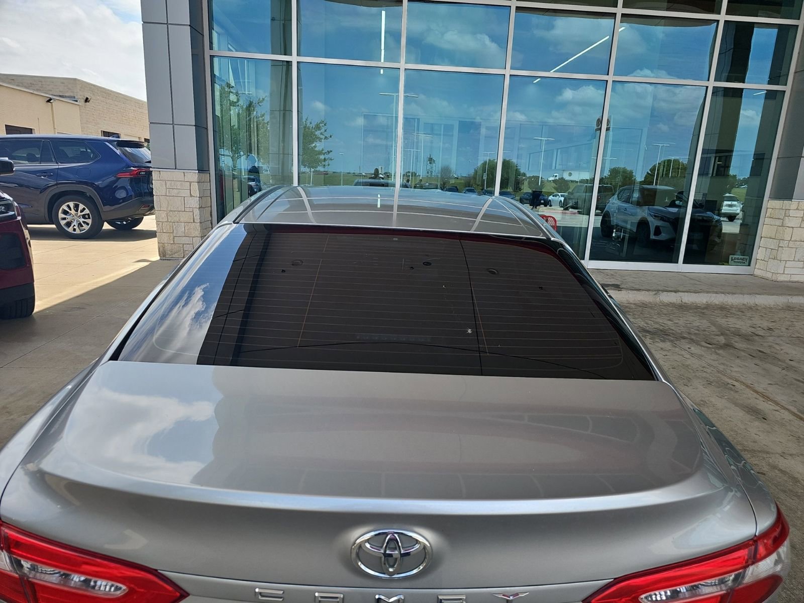 Used 2018 Toyota Camry LE FWD image 11
