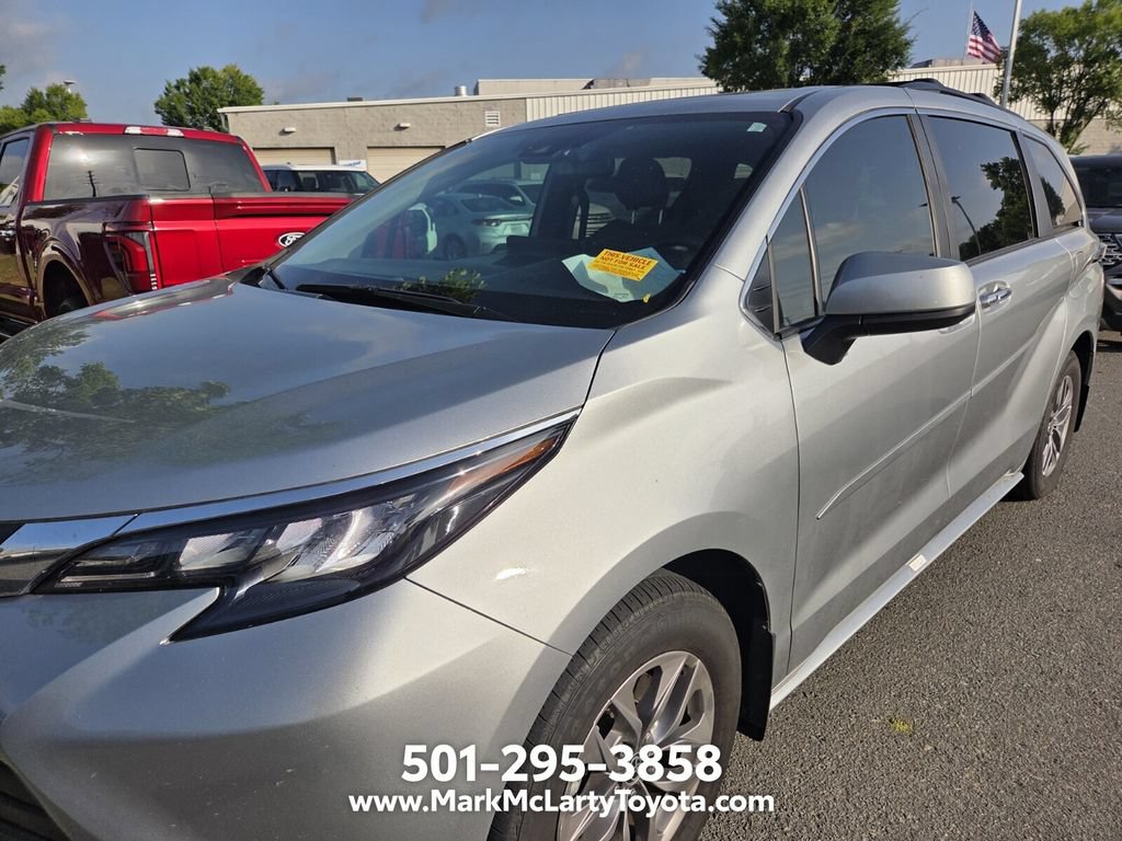 Used 2025 Toyota Sienna XLE FWD image 5