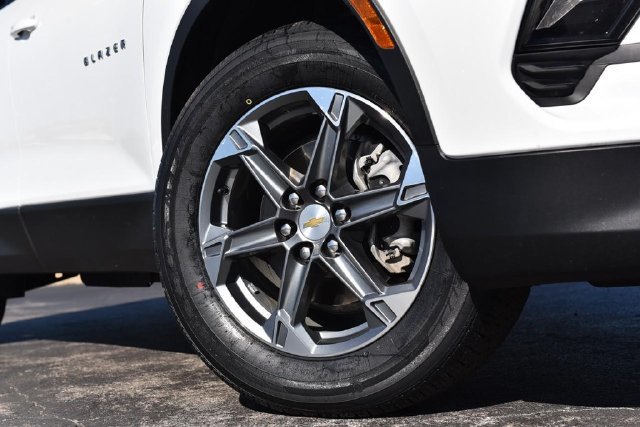 Used 2025 Chevrolet Blazer LT AWD/4WD image 3
