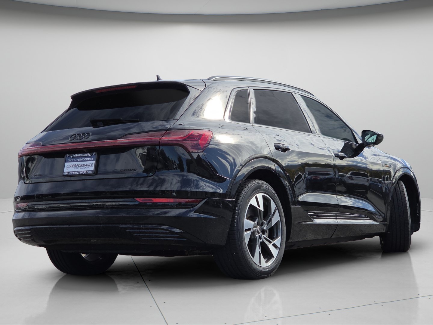 Used 2022 Audi e-tron Premium w/ Convenience Plus Package AWD/4WD image 22