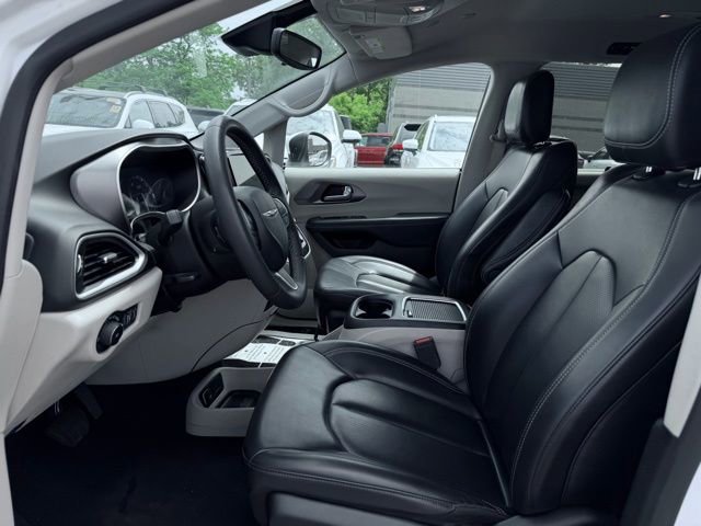 Used 2023 Chrysler Pacifica Touring-L FWD image 18