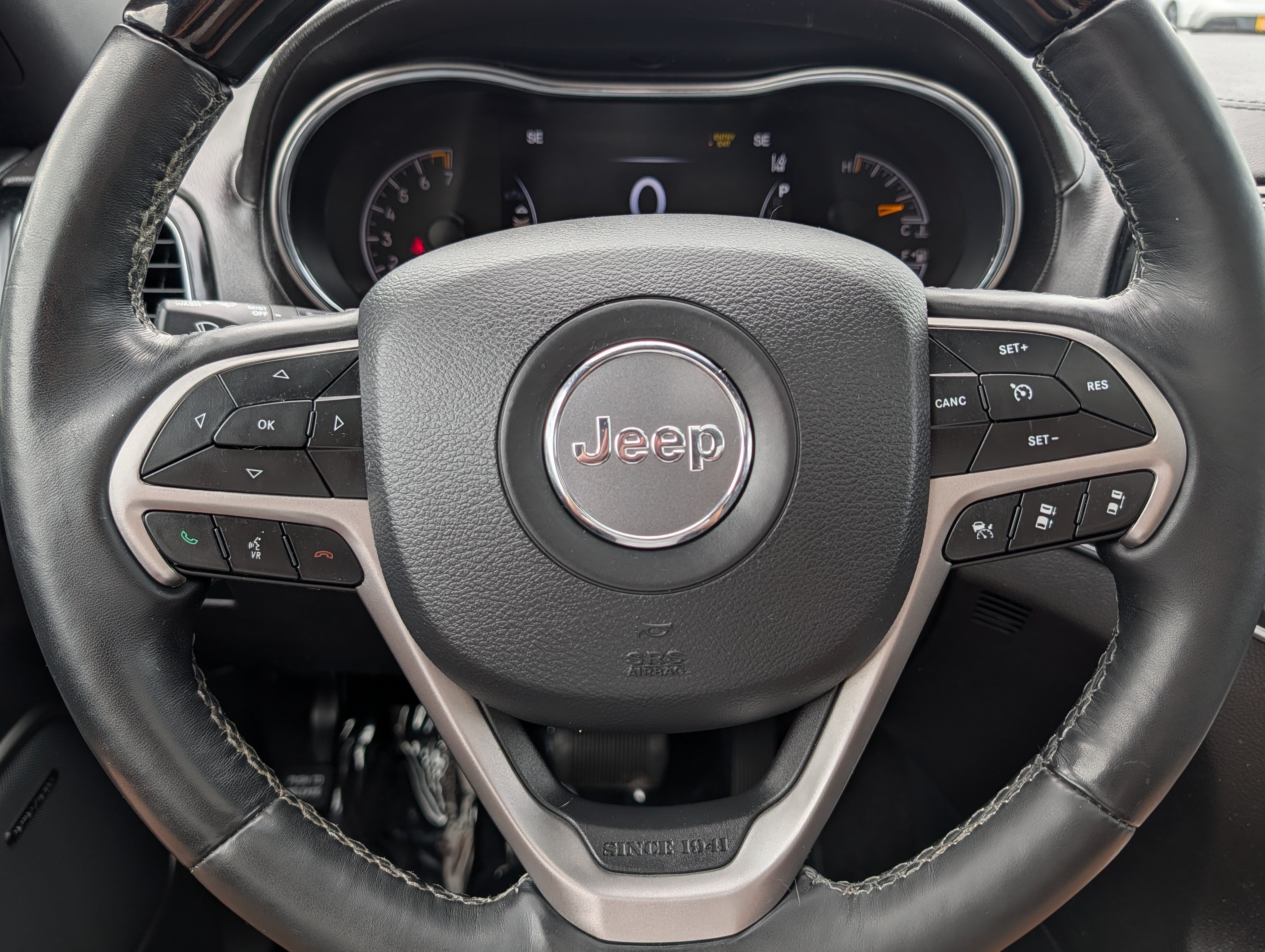 Used 2019 Jeep Grand Cherokee Overland AWD/4WD image 25