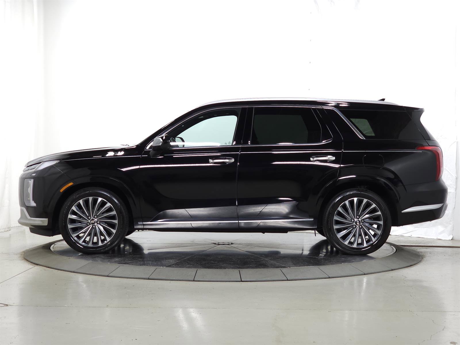 Used 2024 Hyundai Palisade Calligraphy image 5