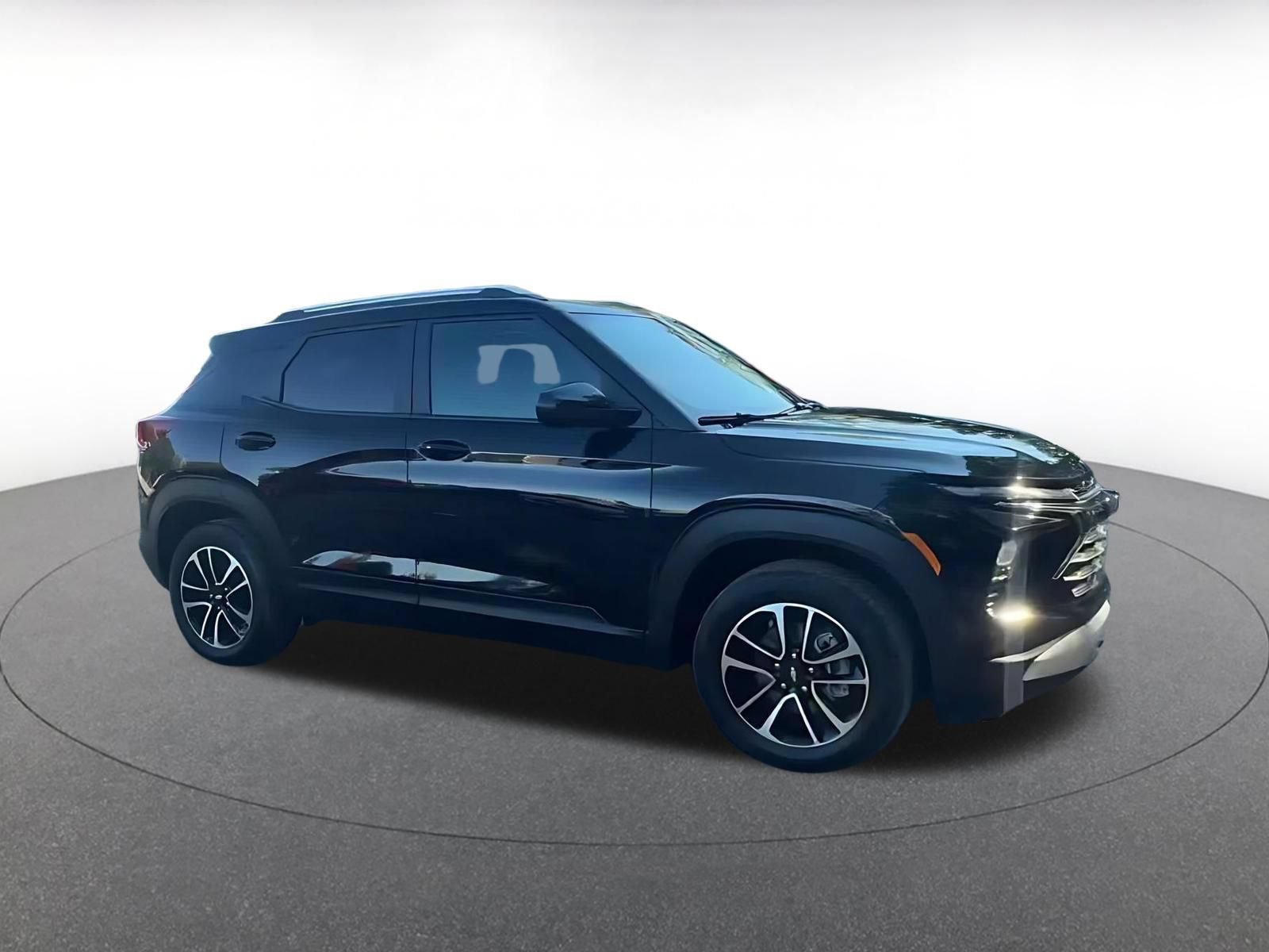 Used 2025 Chevrolet TrailBlazer LT w/ Driver Confidence Package AWD/4WD image 2