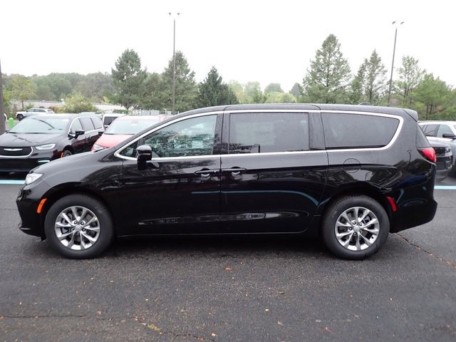 New 2026 Chrysler Pacifica Select image 2