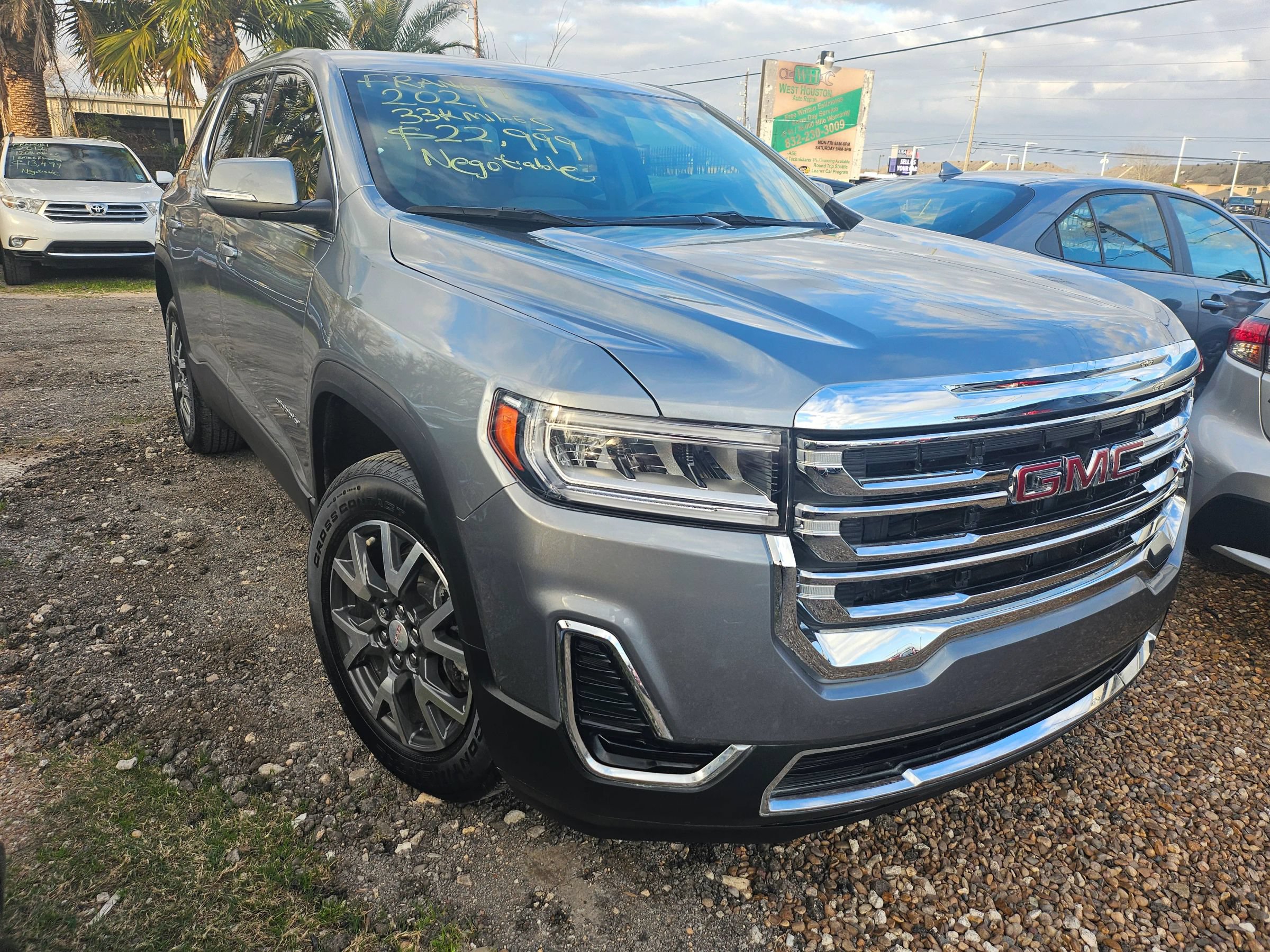Used 2021 GMC Acadia SLE FWD image 2