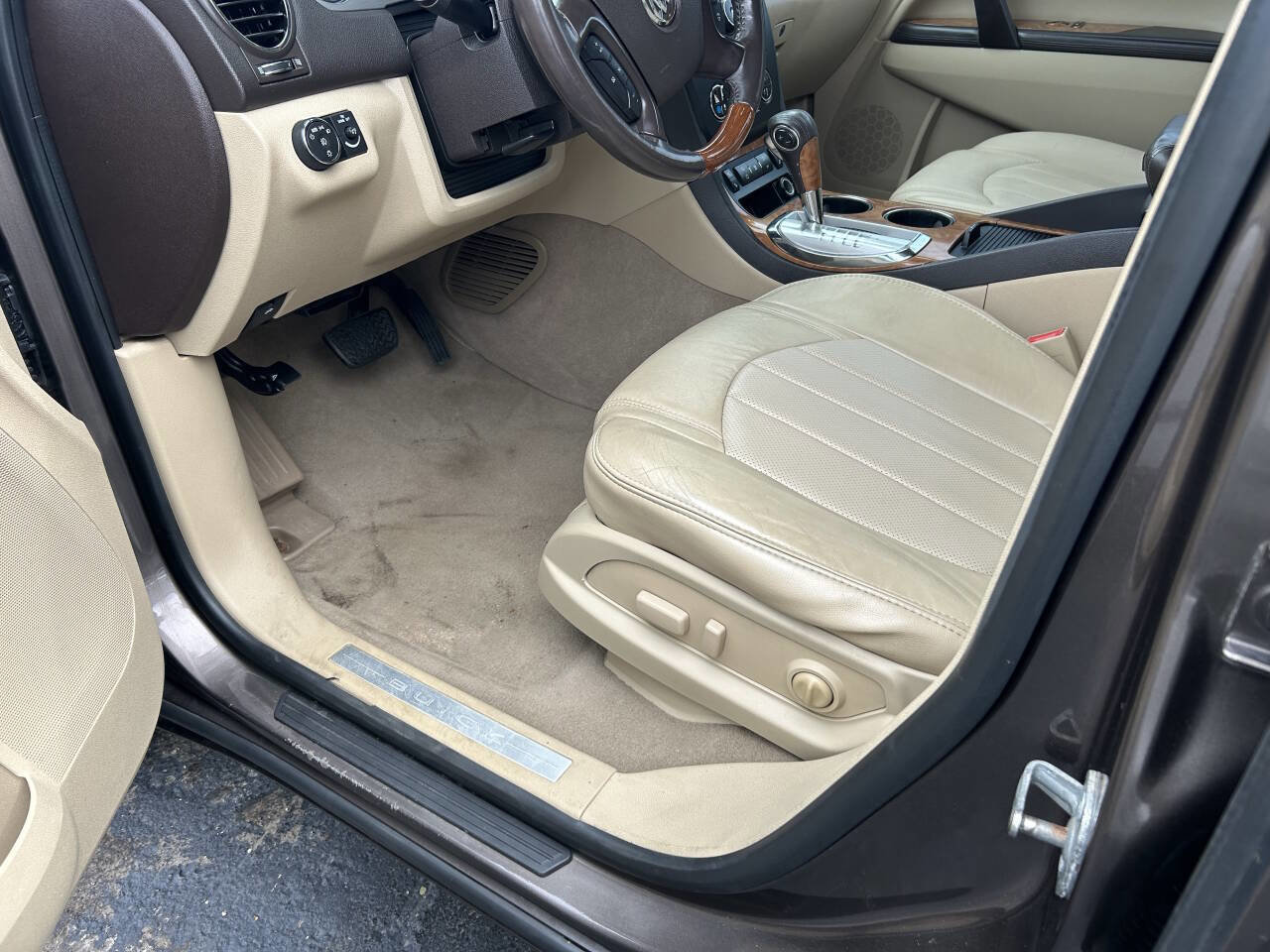 Used 2010 Buick Enclave CXL image 15
