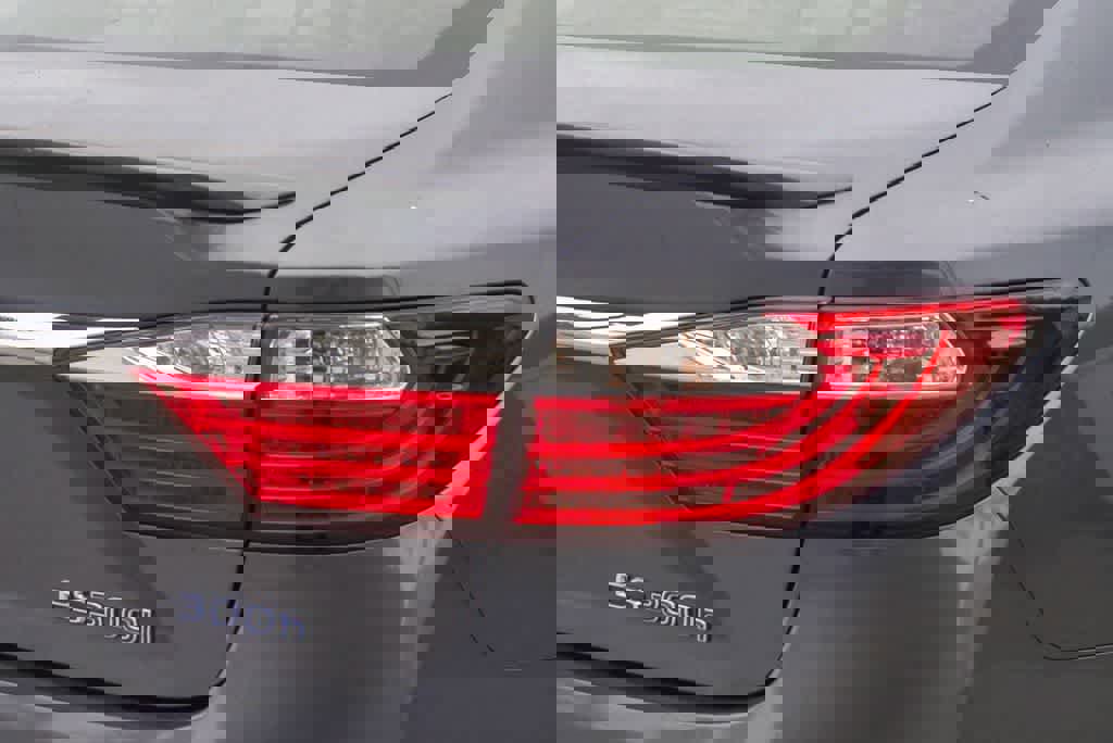 Used 2014 Lexus ES 300h w/ Premium Package w/Bamboo Trim image 10