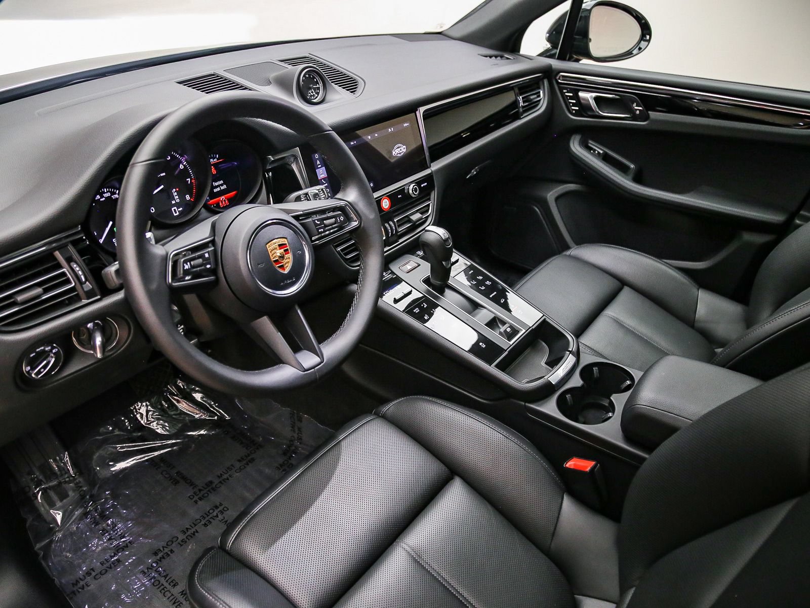 Certified 2026 Porsche Macan AWD/4WD image 3