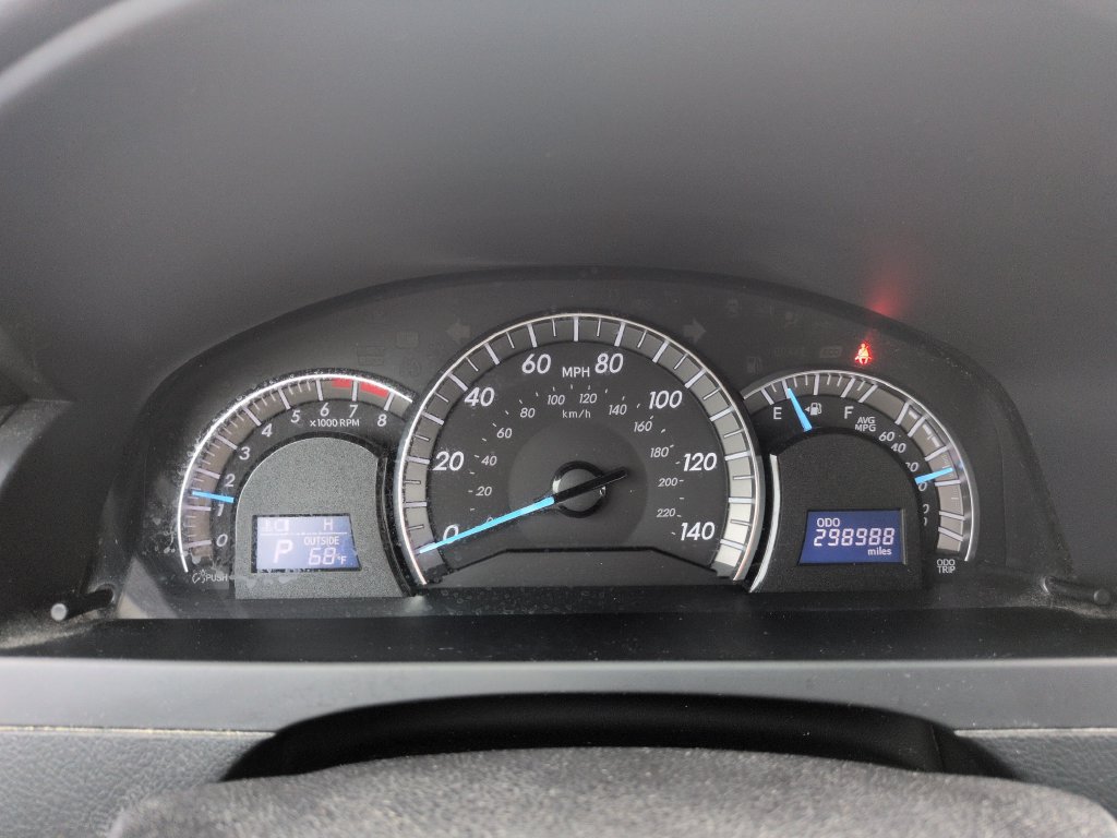 Used 2014 Toyota Camry SE w/ Moonroof Package FWD image 16