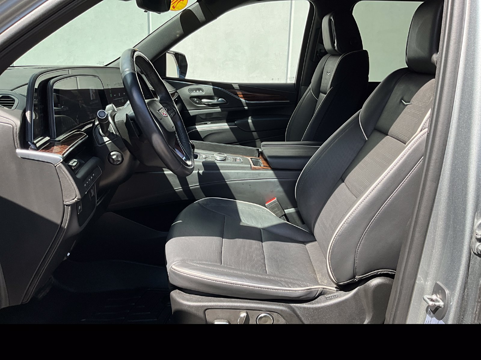 Used 2023 Cadillac Escalade ESV Premium Luxury w/ LPO, Radiant Package AWD/4WD image 2
