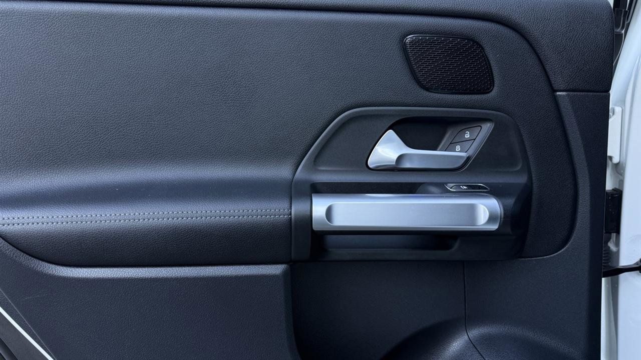 Used 2022 Mercedes-Benz EQB 300 4MATIC image 17