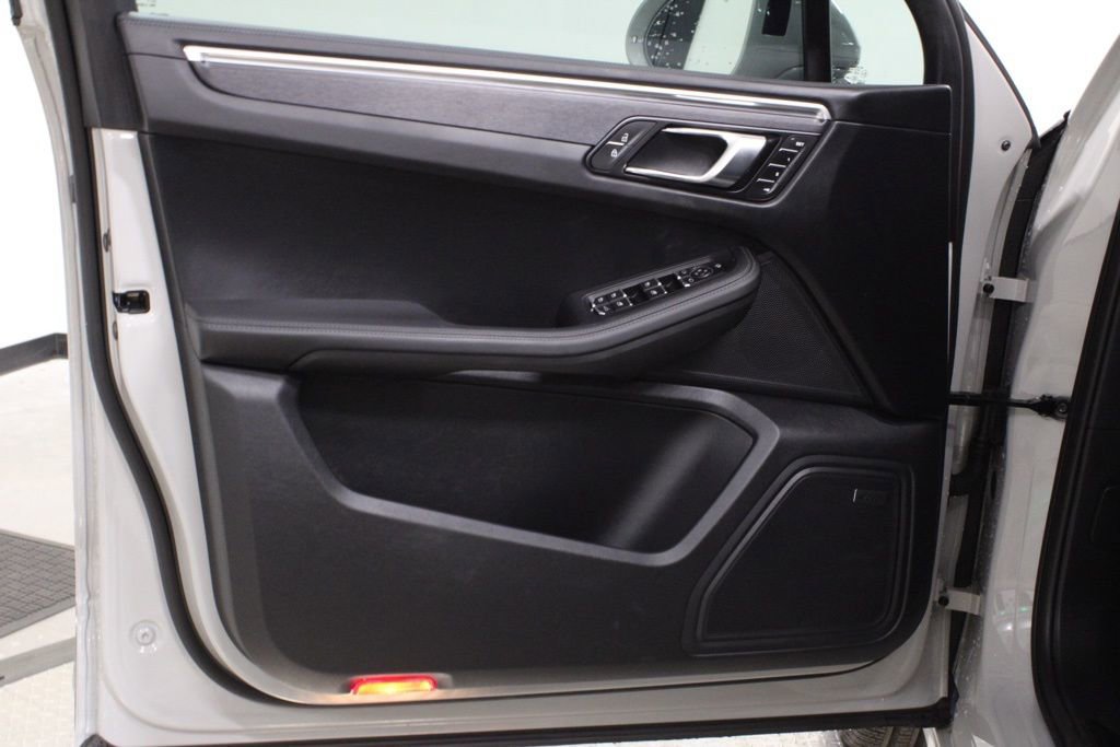 Certified 2025 Porsche Macan GTS image 17