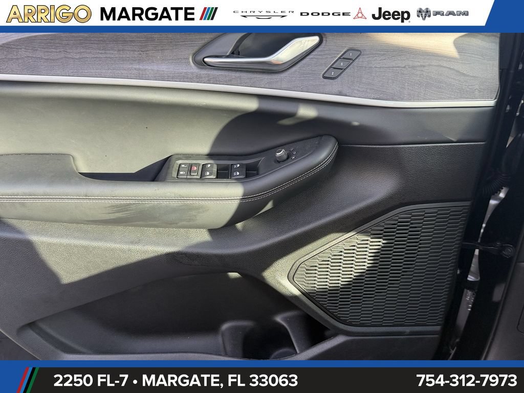 Used 2025 Jeep Grand Cherokee Limited w/ Luxury Tech Group II AWD/4WD image 35