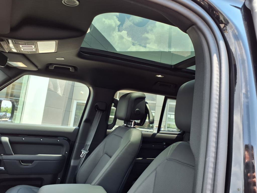 Certified 2025 Land Rover Defender 110 X-Dynamic SE image 22