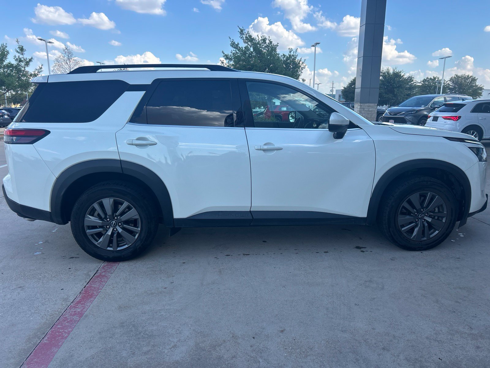 Used 2024 Nissan Pathfinder SV FWD image 7