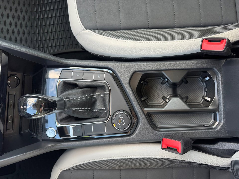 Used 2025 Volkswagen Taos SE w/ Panoramic Sunroof Package image 24