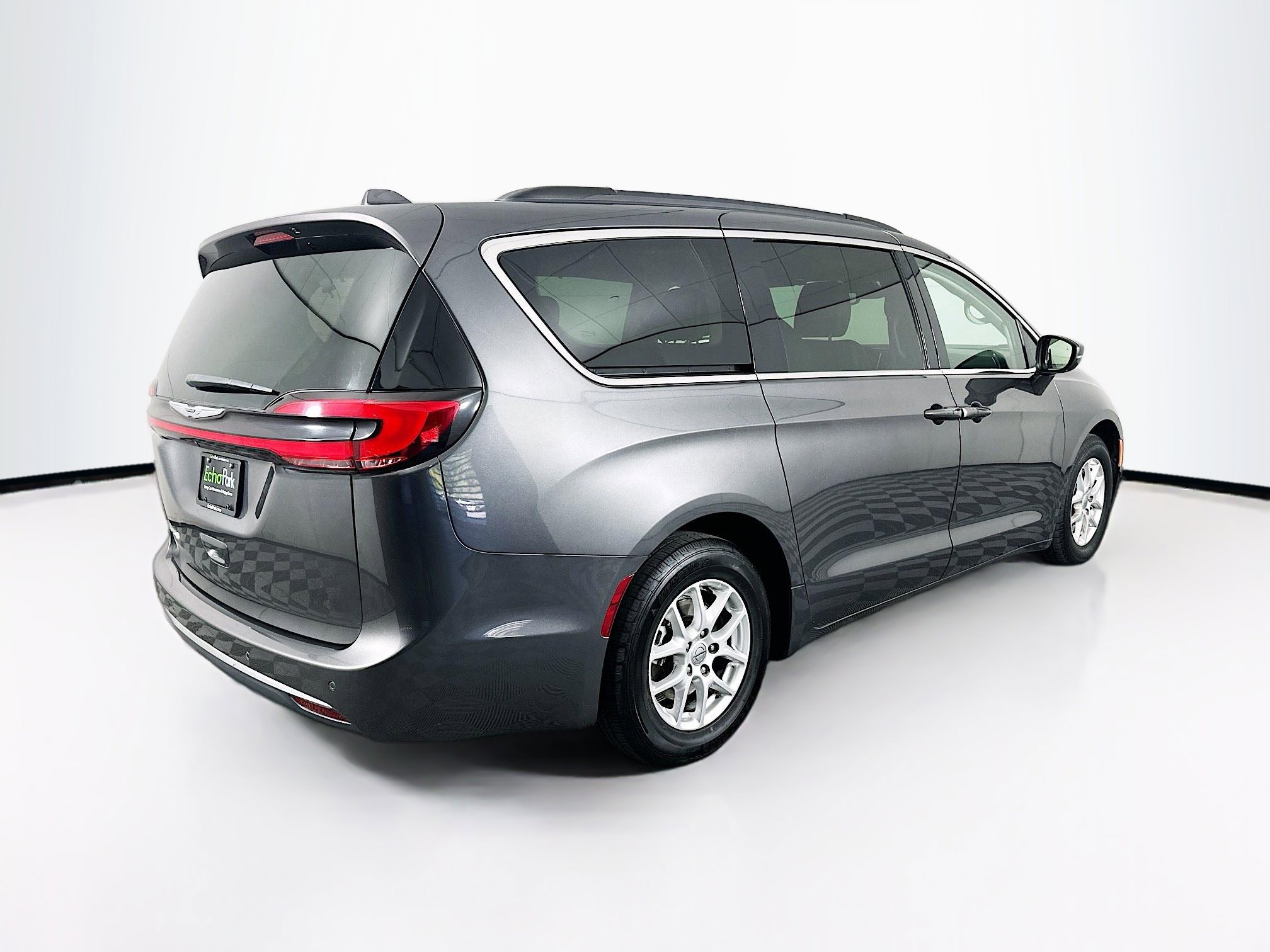 Used 2022 Chrysler Pacifica Touring-L image 9