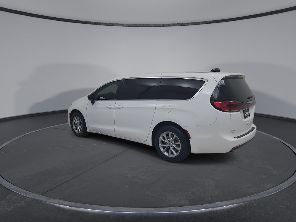 Certified 2025 Chrysler Pacifica Select AWD/4WD image 13