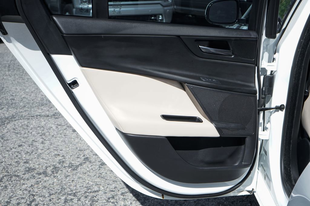 Used 2017 Jaguar XE image 34